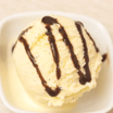 Vanille Eis mit Schokosoße
